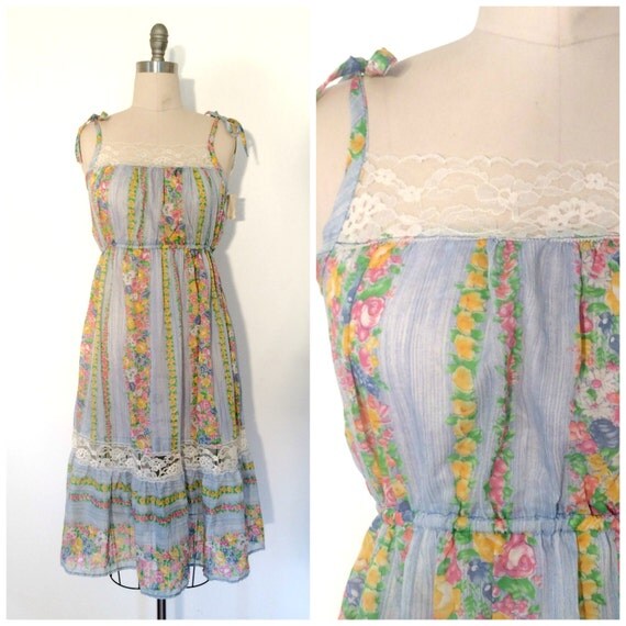 1970s Sundress // 70s Vintage Day Dress Floral Print Elastic