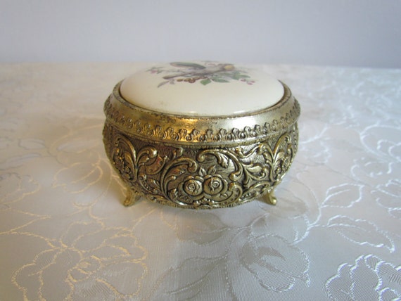 Sankyo Round Music Box With Wagtail Birds On Porcelain Lid