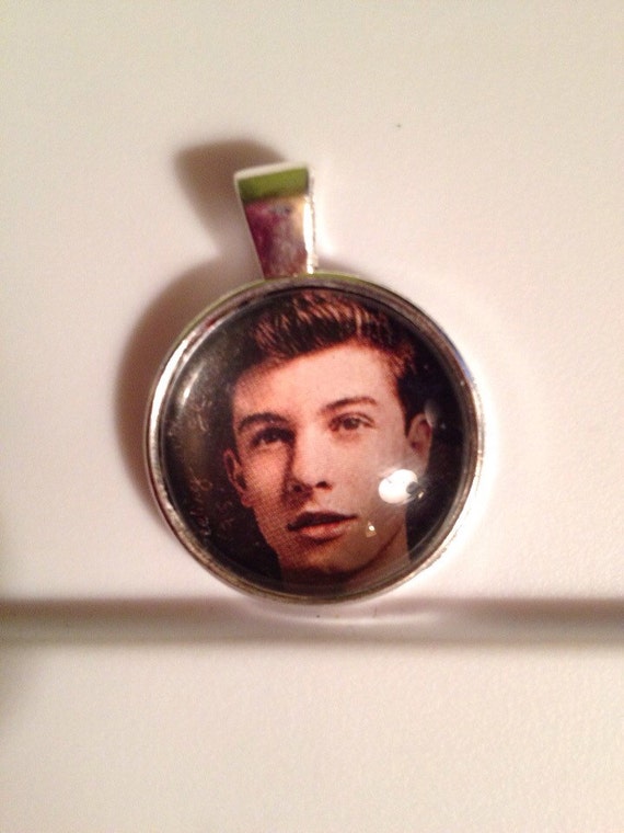 1 inch pendant necklace of Shawn Mendes