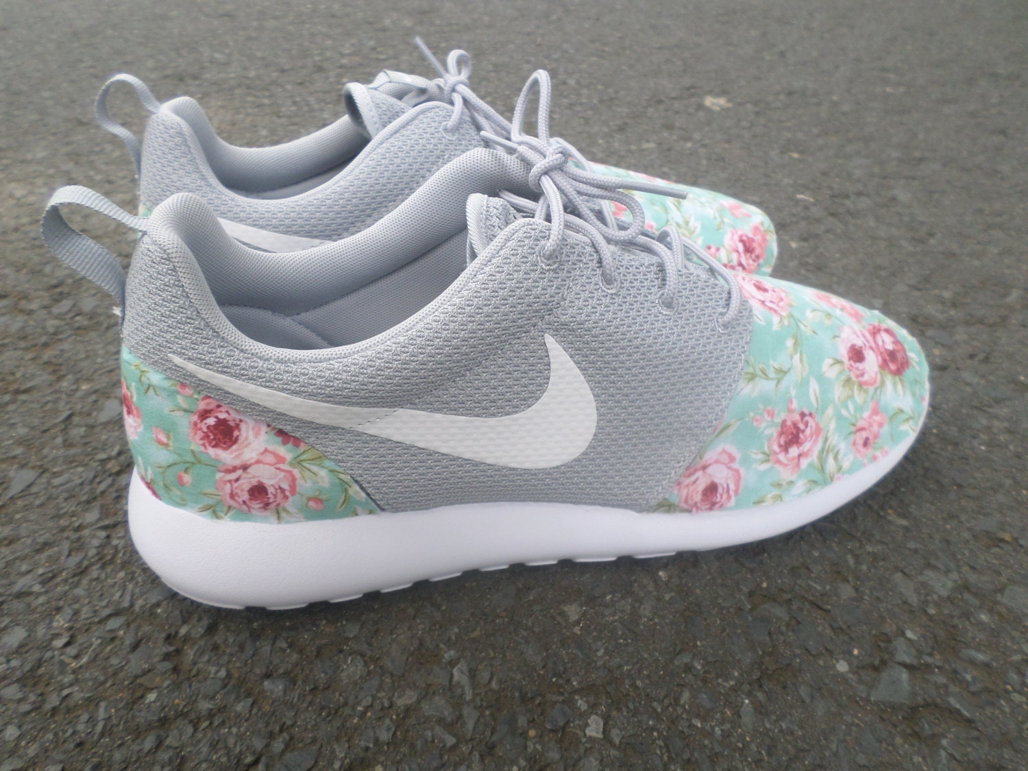 nike tennis shoes with flowers nike tennis shoes with flowers