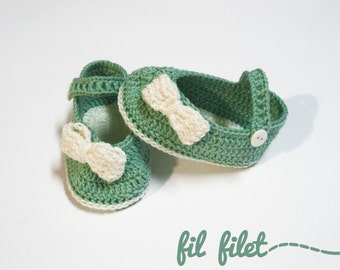 Crochet shoes for baby with bow