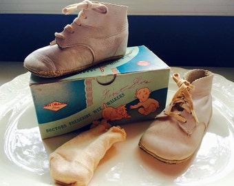 Vintage Pair Baby Shoes Wee Walkers Original Box cotton socks Monroe Shoe