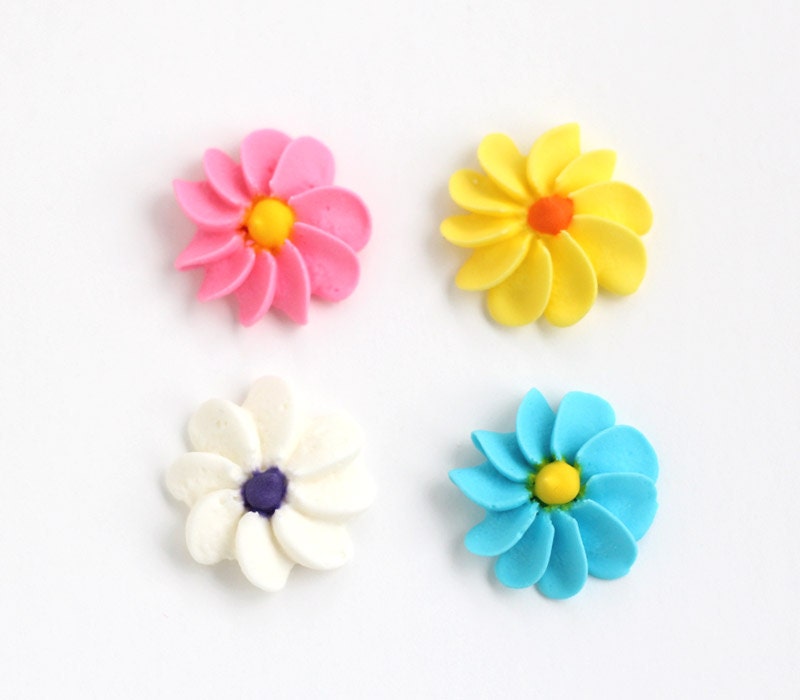Classic Large Royal Icing Flowers to Decorate Cupcakes and