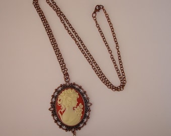 Collier pendentif camée "portrait de femme" sur support cuivré