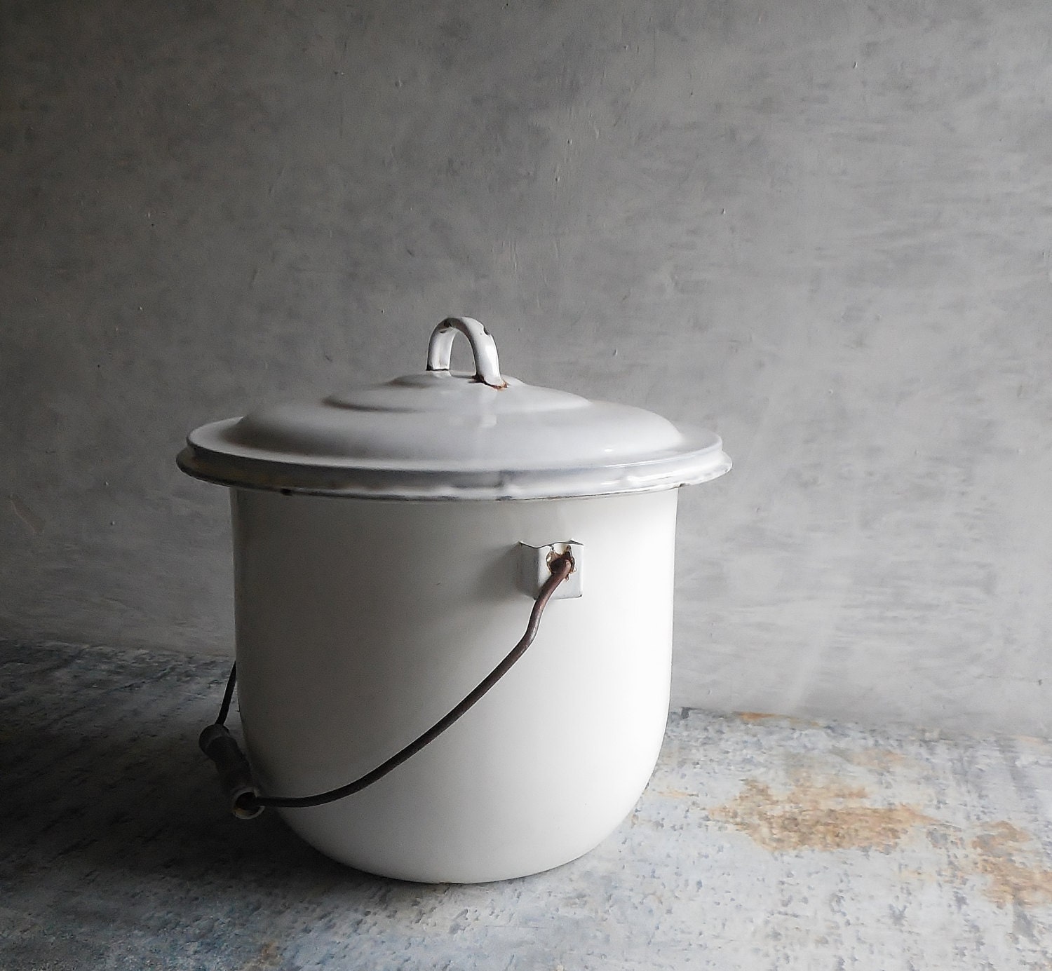 White Metal Bucket & Lid Modern Farmhouse Enamelware Chamber
