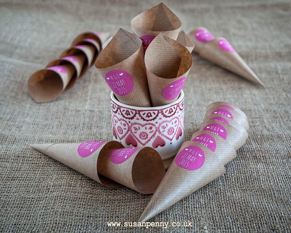 24 confetti cones, personalised kraft cones, rustic wedding, confetti holders, wedding petal cones - wed012