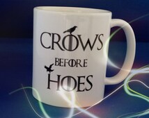 Tazza Da Caffè In Ceramica "Crows Before Hoes" - Ispirata A Game Of Thrones E Jon Snow - Design Su Entrambi I Lati - Mug-tastic - 2