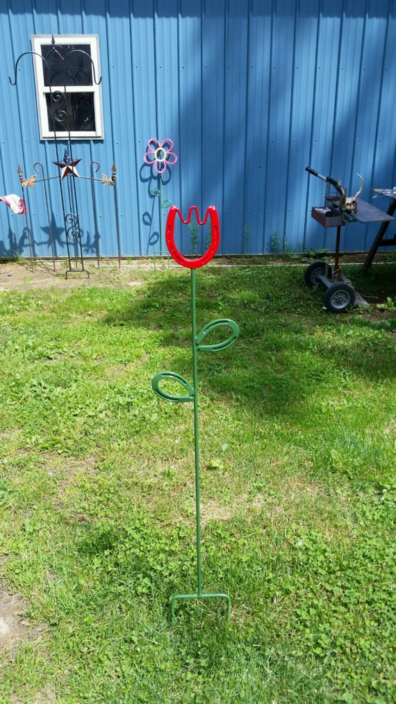 Tulip Horseshoe Garden Art