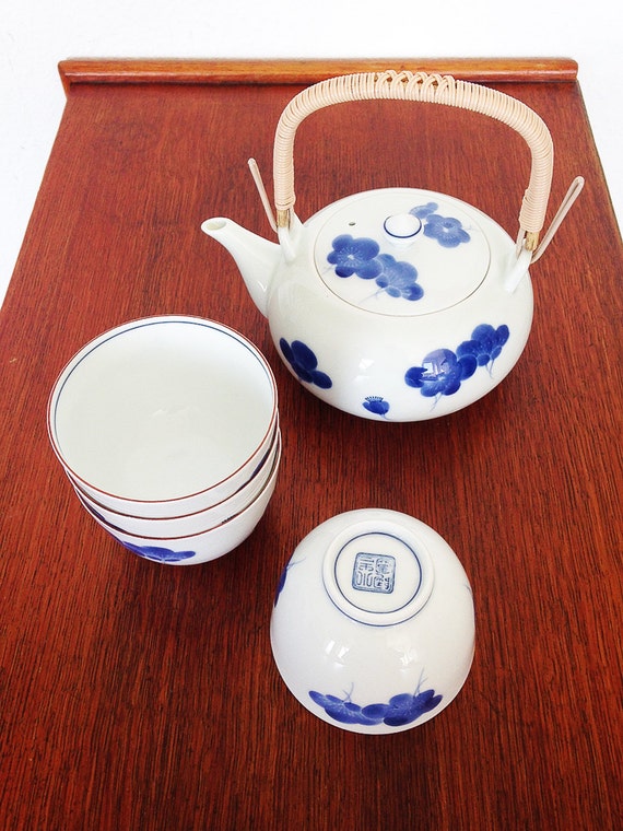 A set of Japanese tea pot and cups Arita ware handpainted