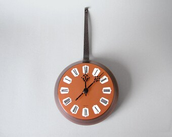 Horloge murale décorative entièrement réalisée en métal cuivré Forme