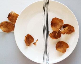Ceramic plate with straight / wavy lines