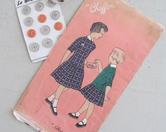 Cutest vintage French “Chiffon” sewing pattern~Little girls dress~Robes Petites Filles~Age 6-8 years~Design “Bergamotte”~Très mignon display