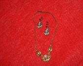Vintage 6 1/2" Stricking Gold-tone Necklace with OPAL-Like settngs along with green and clear.