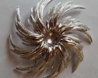 Sarah Coventry Flower Brooch