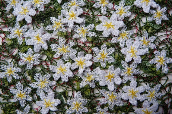 Ağaç Anemones: bahar kır çiçekleri.  Çerçevesiz tekstil sanatı, makine nakış, çözünebilir kumaş