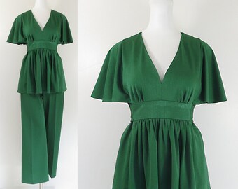 70s pantsuit / 70s green jersey pant suit / 70s 2 piece outfit / 70s flutter babydoll top & wide leg pants / empire waist / retro 70s outfit