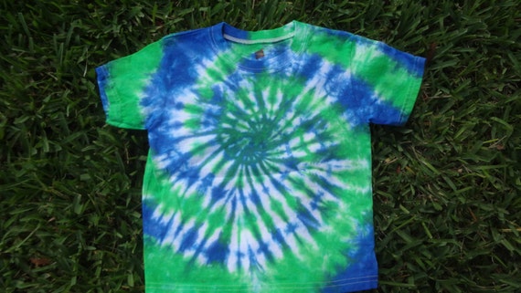 how do you do a swirl tie dye shirt