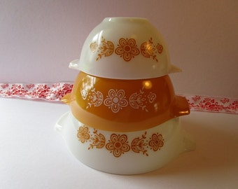 Vintage 3' Piece, 'Pyrex' mixing bowls with 'Butterfly Gold' pattern!