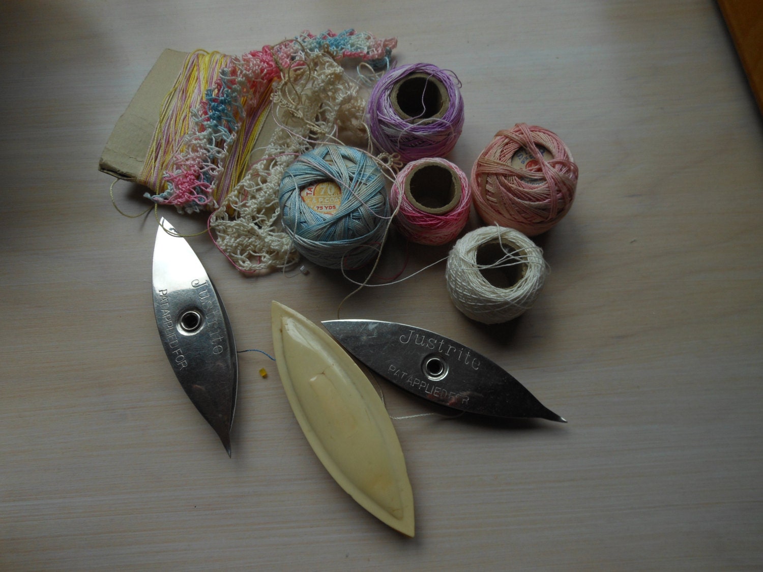 Vintage Tatting Shuttles and tatting cotton