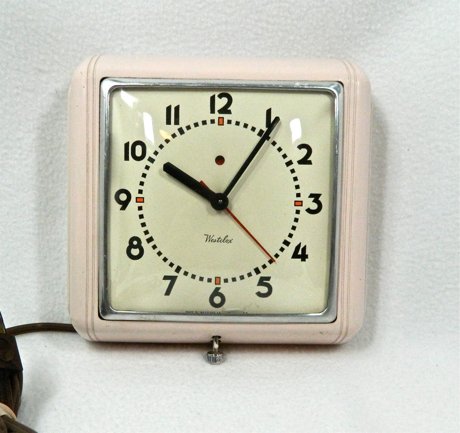 Vintage electric wall clock by Westclox bold numbers and hands