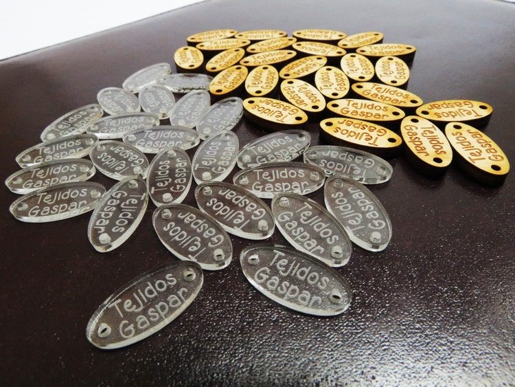 Custom Acrylic Tag Button for clothes knitting by Altorrelieve