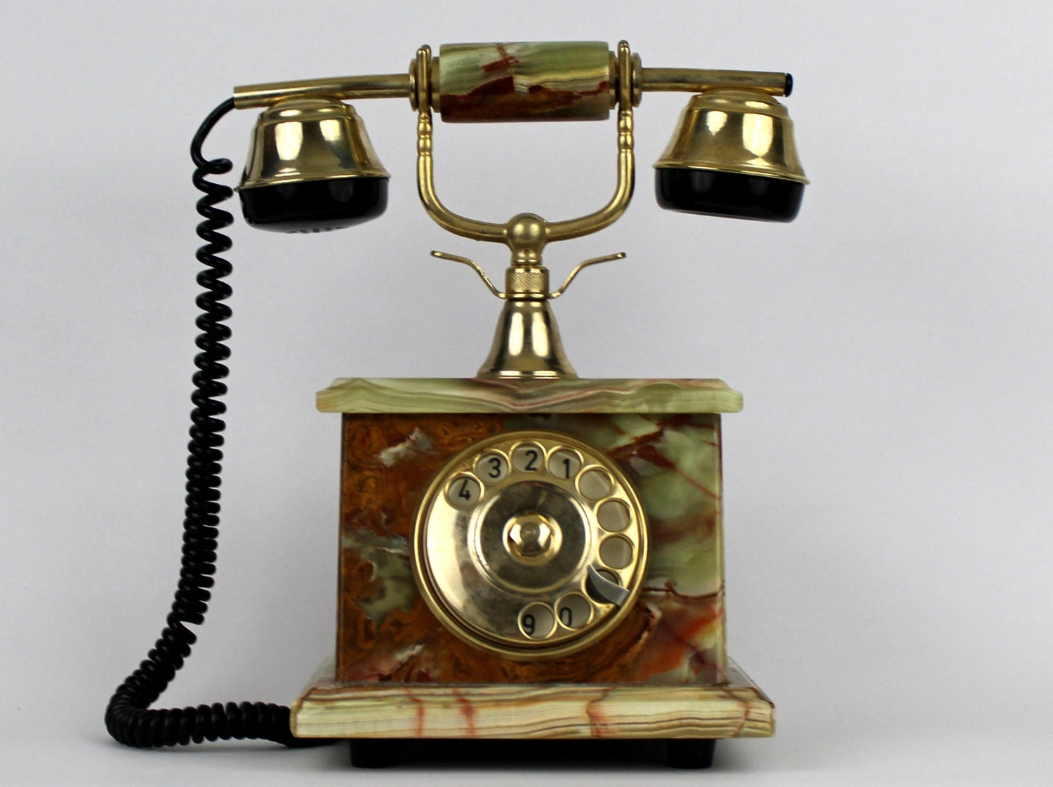 Та 50 телефон. Телефон 50-х годов. Телефон 50 годов. Телефон 1930 года. Стационарный телефон 50 годов.