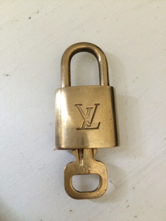 Louis Vuitton padlock and one key 307 bag charm lock