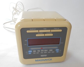 Vintage Magnavox Cube Clock Radio AM FM w/ Alarm and Snooze Ivory