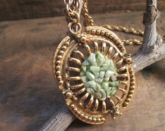 stunning vintage gold tone natural jade or agate chips pendant necklace