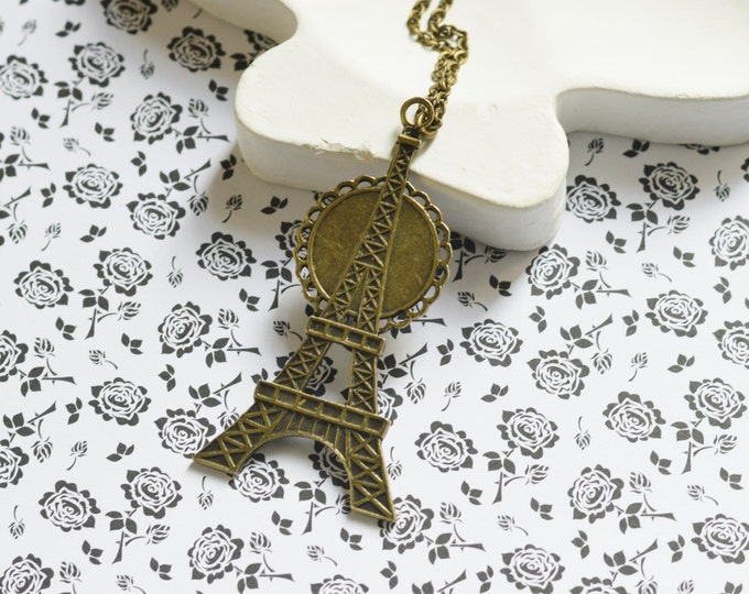 Love Boho Chic // Pendant in the form of the Eiffel tower from metal brass with image under glass / 2015 Best Trends // Great Gifts For Her