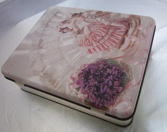 1950s Large Hinged 3 Quarter lb Gift Biscuit TIN Wedding Cake Bouquet of Flowers Marie Antoinette King Louis XV1 Kitchenalia