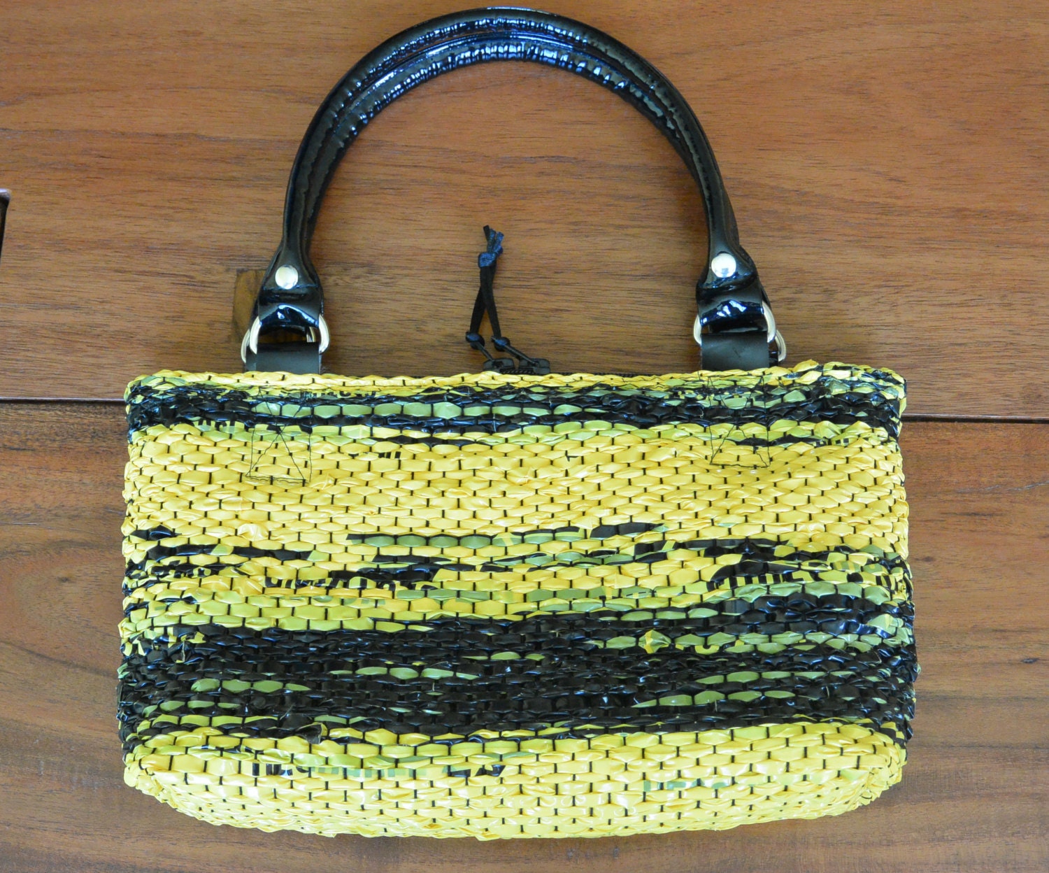 Purse handwoven out of recycled plastic shopping bags