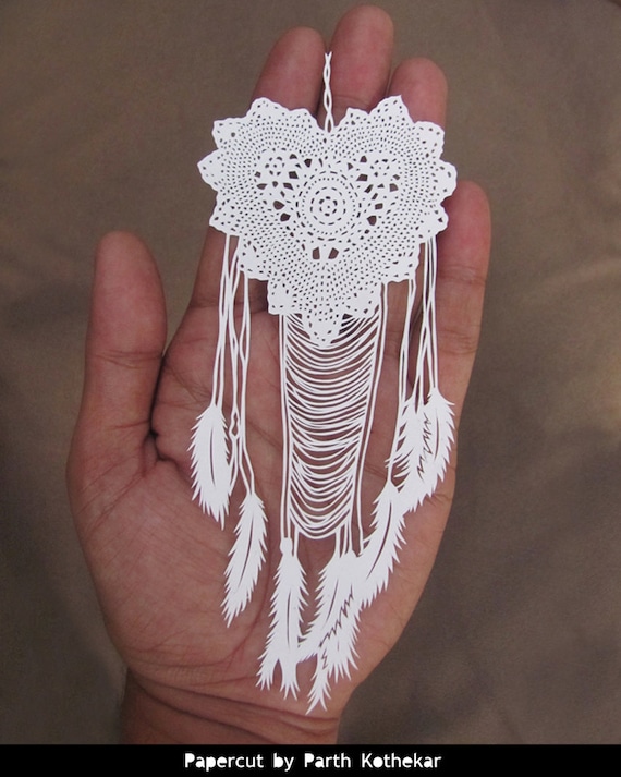 Papercut - Crochet Dreamcatcher - Tenture murale - plumes blanches - fait main - Papercraft - découpage du papier - capteur de rêves-