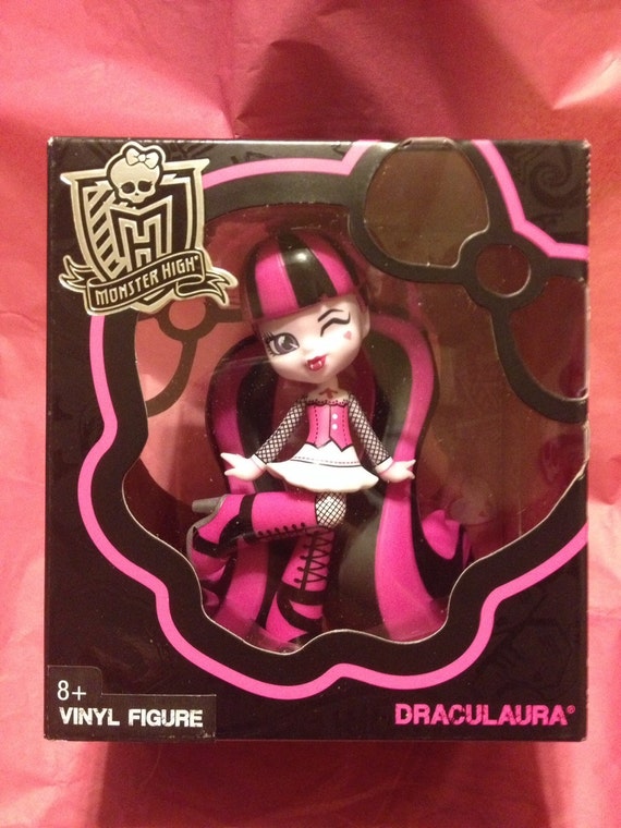 monster high vinyl figure draculaura