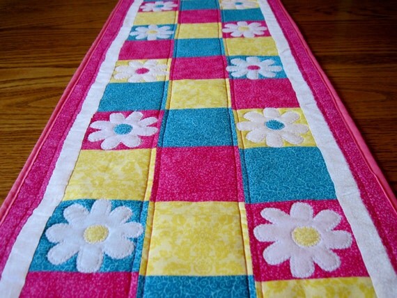 Life's a Daisy Series Table runner for by BobbinsandBlessings