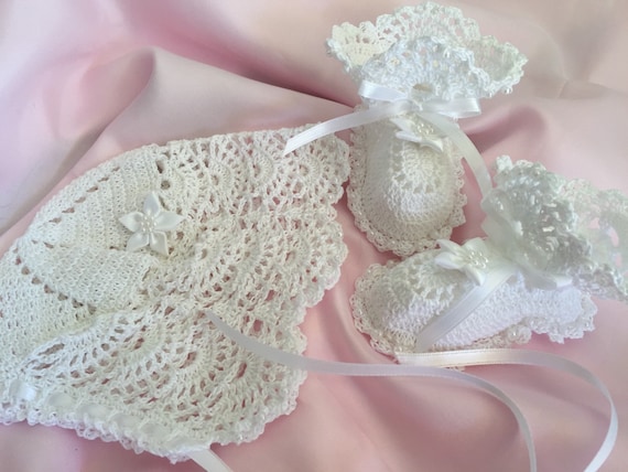 Crocheted baby shoes baby booties with pearls newborn baby