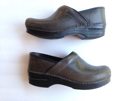 Dansko 39 Womens 8.5 Brown Leather Clogs Vintage by VintyThreads