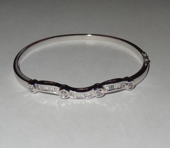 14k White Gold and Diamond Lady's Bangle Bracelet 1.33ct