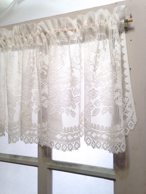 scalloped Victorian shabby chic white lace valance