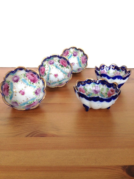 Set of 5 scalloped edge bowls hand painted asian porcelain footed dish