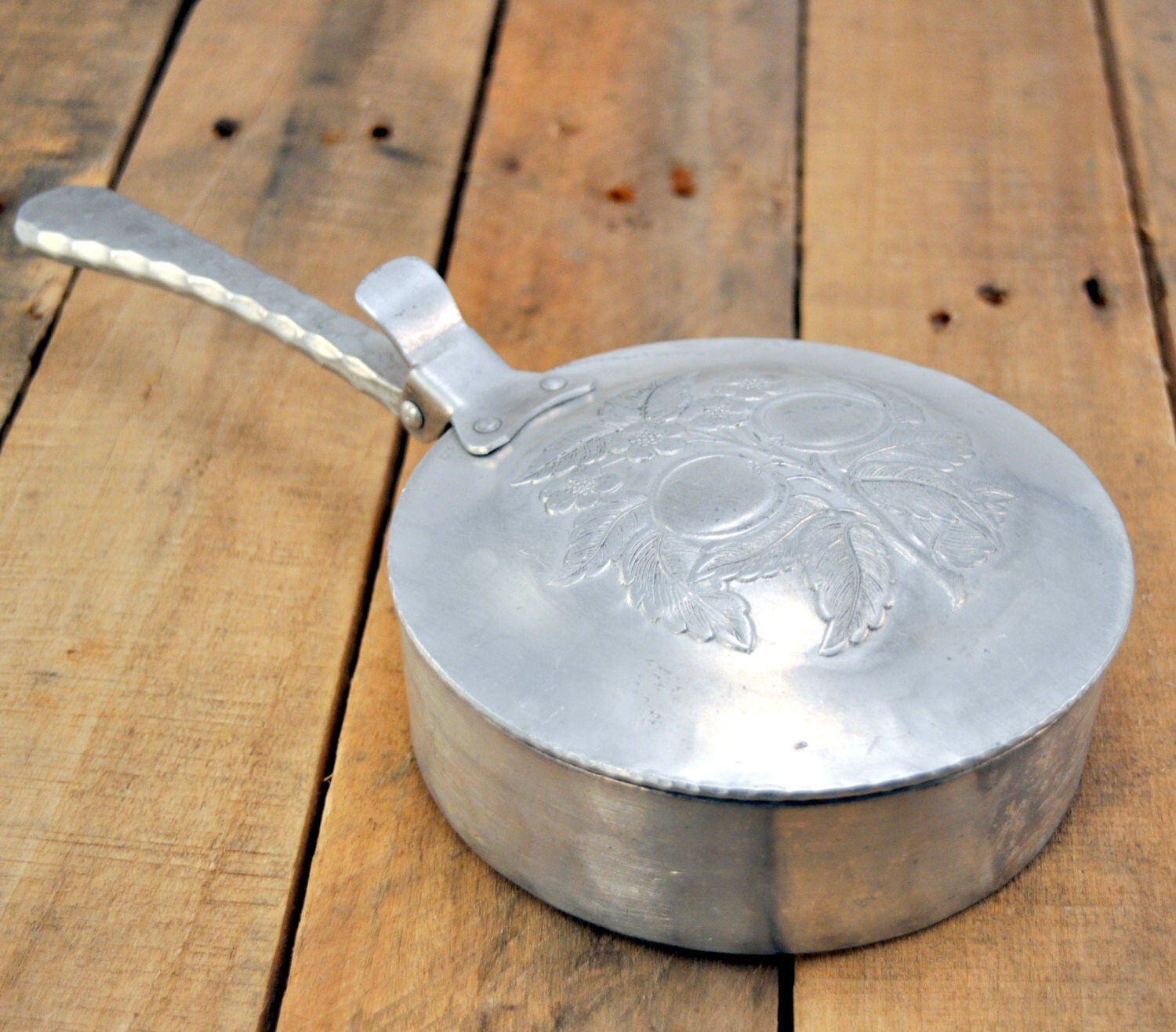 Vintage Everlast Aluminum Silent Butler Crumb Catcher