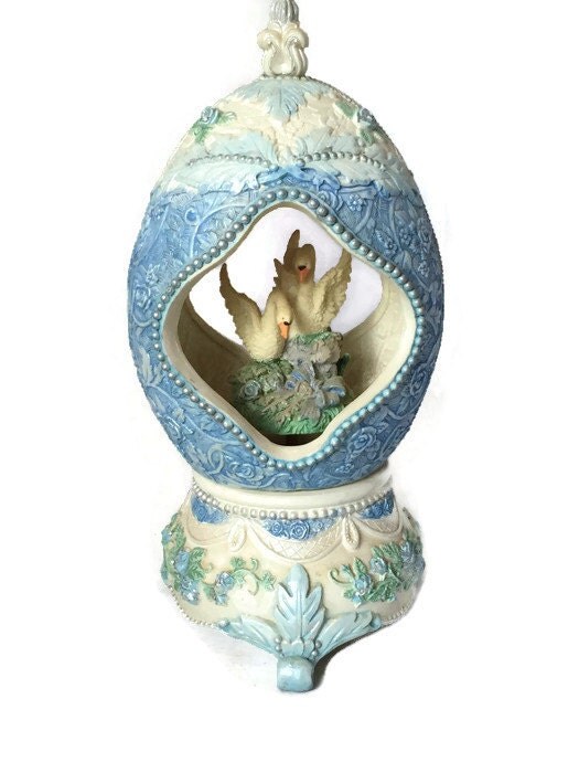VINTAGE Sankyo Music Box Ceramic Egg Shape with Pair of Swans