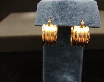 Beautiful 14k Yellow Gold Hoop Pierced Earrings
