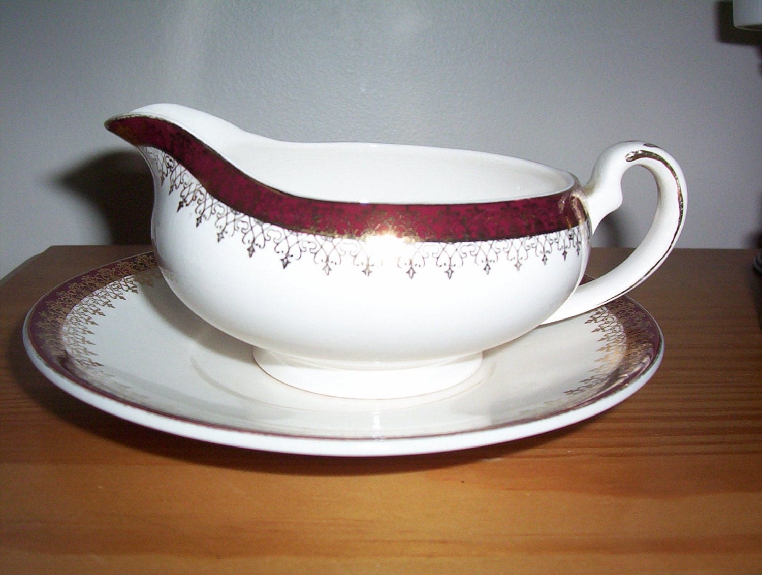 Vintage Gravy Boat / Sauce Jug and plate. Alfred Meakin Sauce Boat