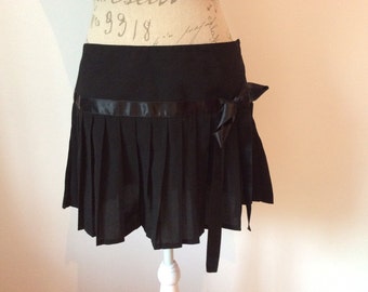 1980's Black pleated ribbon tie mini skirt
