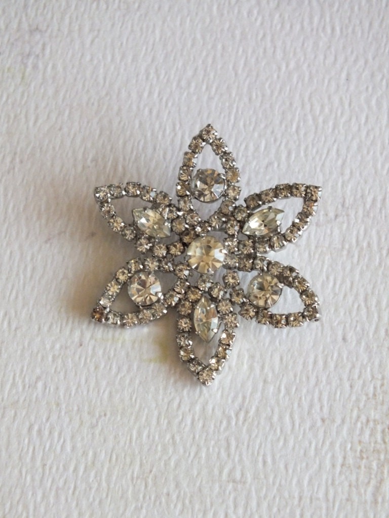 Vintage Weiss Ladies Costume Jewelry Brooch or Pin by a
