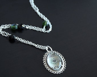 Collier absinthe : vert noir époque victorienne médaillon