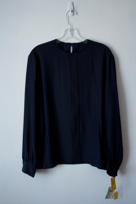 bluelea Silky Jacquard Blouse AW (Navy)の+karuniamitra.co.id