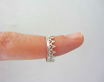 Silver crown ring, Dainty princess ring, Silver crown band, Crown wedding band, Delicate crown ring, Queen of hearts crown, Love ring