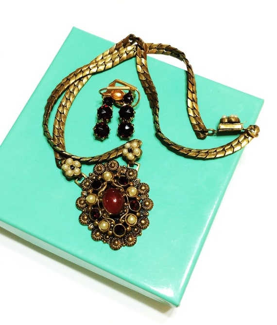 Vintage Karu Fifth Avenue Pendant Necklace by GracesVintageGarden